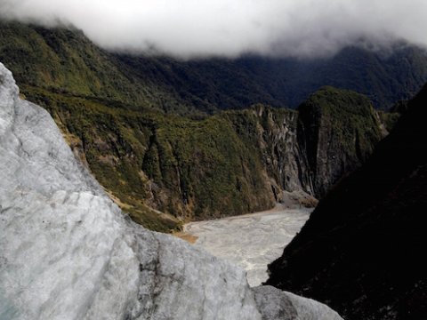 Turist helikopteri qəzaya uğradı: 8 nəfər öldü