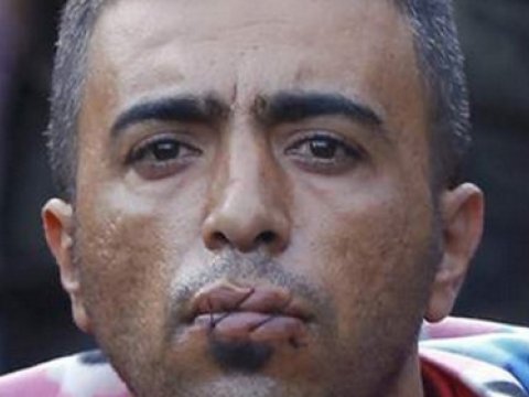 Avropaya buraxılmayan iranlı qaçqınlar ağızlarını tikdilər