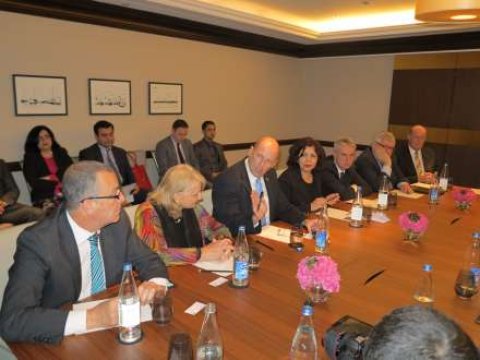 Ermənilər Bakıda verdiyi sözü tutan avstraliyalı deputata qarşı hücuma keçib 