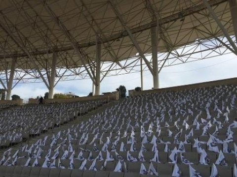 Stadiona 30 min bayraq düzülüb