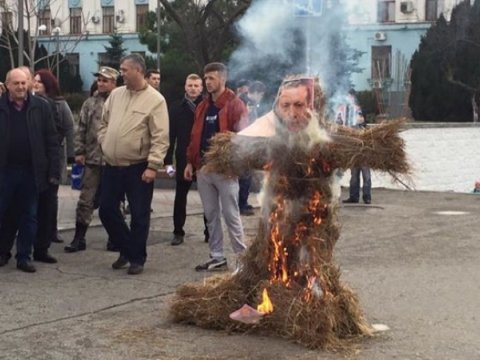Ruslar Ərdoğanın müqəvvasını yandırdılar - FOTO