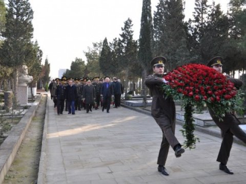 Kəmaləddin Heydərov həlak olan polislərin məzarlarını ziyarət etdi – FOTO 