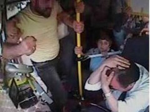 Azərbaycanda sürücü  avtobusu dayanacaqda saxlamadığına görə döyüldü