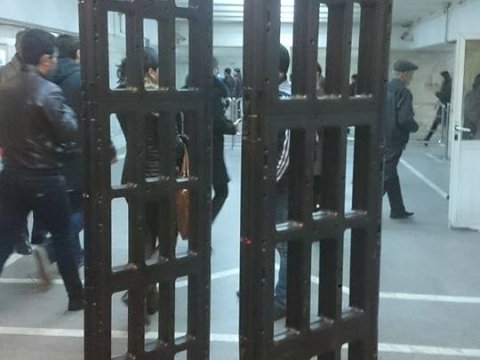 Metro stansiyalarında xüsusi yoxlama keçidləri quruldu - FOTOLAR