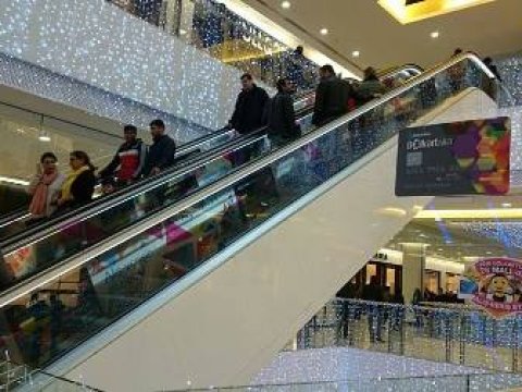 Paytaxtın ticarət mərkəzlərində təhlükəsizlik necə qorunur?..