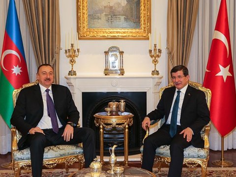 İlham Əliyev Əhməd Davudoğlu ilə görüşür