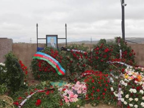 BDU rəhbərliyi akademik Tofiq Hacıyevin məzarını ziyarət edib - FOTOLAR
