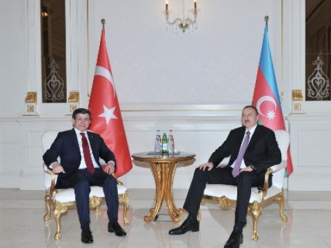 İlham Əliyevlə Davudoğlunun təkbətək görüşü olub 