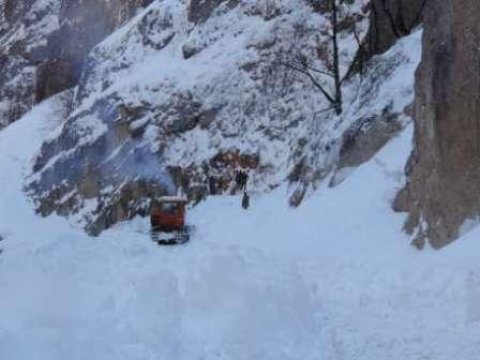  Qubada qar yolları bağlayıb 