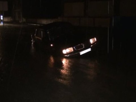  Lənkəranda həyətləri və yolları su basdı 