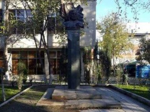 Rəsulzadənin büstü ətrafında təmizlik işləri başlandı - FOTOLAR