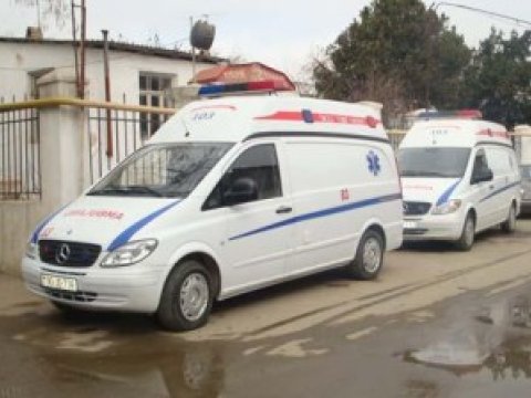 Bakıda eyvandan yıxılan kişi ölüb