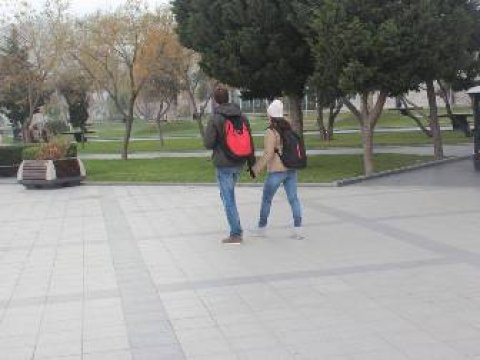 Bakı bulvarında gənclərin öpüşməyi qadağan edilib - REPORTAJ 