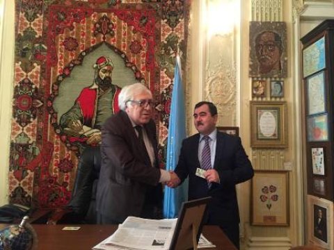 Xalq yazıçısı Anar baş redaktorlara üzvlük vəsiqəsini təqdim etdi - FOTOLAR