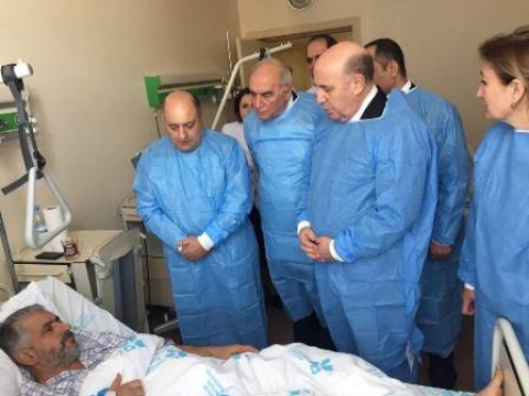 Parlamentin Səhiyyə Komitəsinin üzvləri xəsarət alan neftçilərə baş çəkib - FOTOLAR