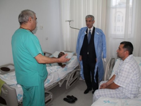 Əli Əhmədov xəsarət alan neftçilərə baş çəkib - FOTOLAR