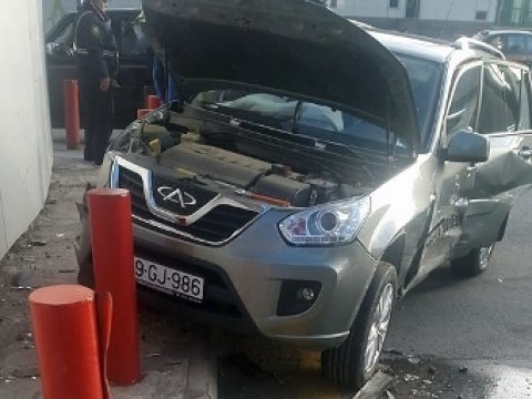 Bakıda nazirin maşınını əzdilər – FOTO 