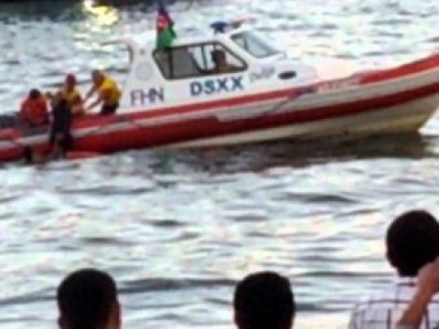  Gənc qız selfi çəkdirmək istəyərkən dənizə düşüb  - Video  