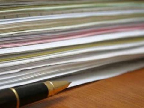 Deputat təhsil sahəsində qanunların azlığından şikayətləndi 