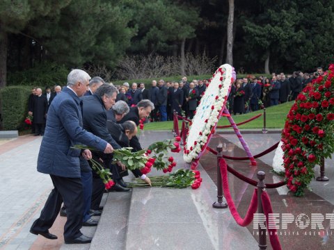 YAP rəhbərliyi Heydər Əliyevin məzarını ziyarət edib