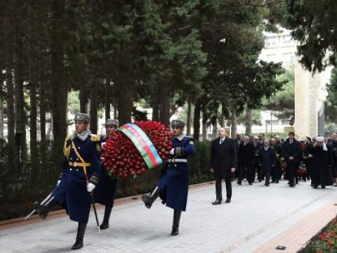 Prezident Heydər Əliyevin məzarını ziyarət edib