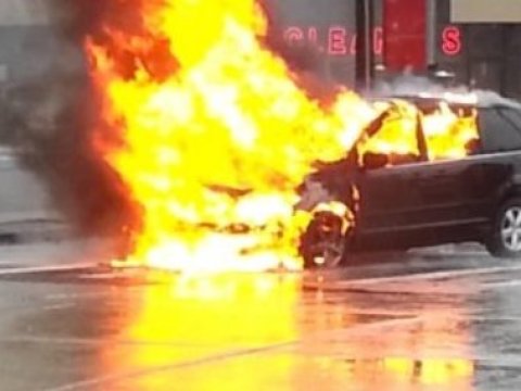  Bakıda maşın qarajla birlikdə yanıb 