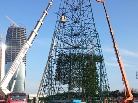 Bakıda nəhəng yolka qurulur - FOTOLAR
