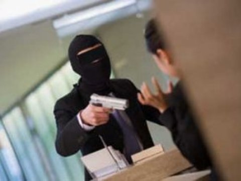 Valyutadəyişmə məntəqəsinin sahibi vuruldu - 25 min aparıldı