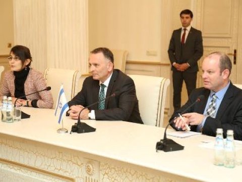 İsrail səfiri Elmar Vəliyevlə müzakirə apardı 