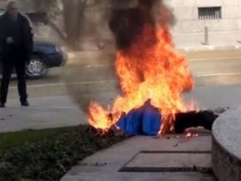 Kişi özünü bankın qarşısında yandırmağa cəhd etdi