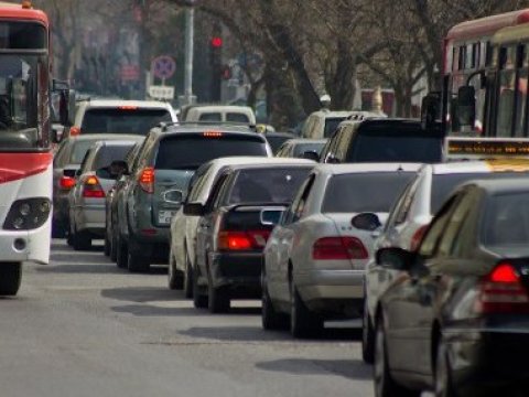 Manatın ucuzlaşması şəxsi avtomobildən istifadə edənlərin sayını azaldıb