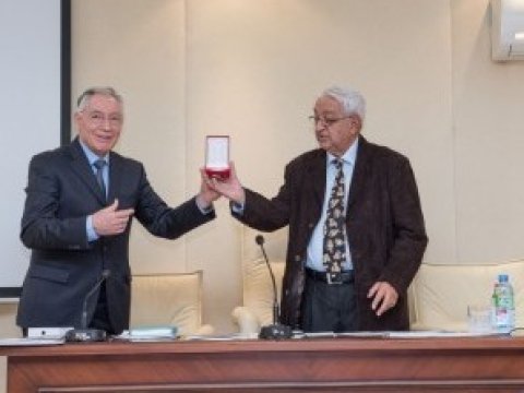 Akademik Arif Paşayev  mükafatlandırıldı