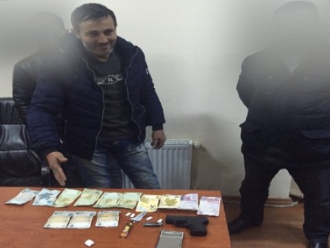 Bakıda tapançanı narkotikə dəyişmək istəyənlər tutuldu