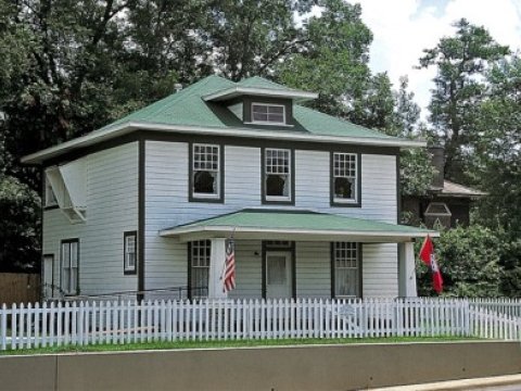 Prezidentin ata evini yandırdılar