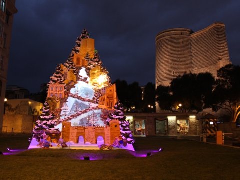 Qız qalasının önündə art-yolka quraşdırılıb - FOTO
