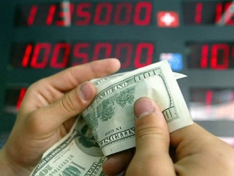 Bakıda dolları 2 manata qaldıran dəllallar tutuldu