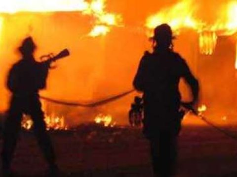  Ucarda ticarət mərkəzində yanğın olub 