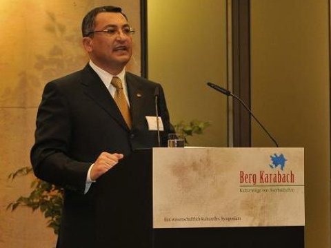 Deputat ABŞ-dakı vəziyyətə dair sənədlə bağlı Milli Məclisdə çıxış etdi