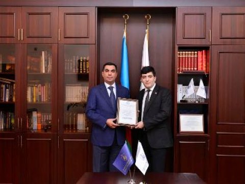 Elmar Qasımova ilin “Ən yaxşı rektor”u diplomu verildi