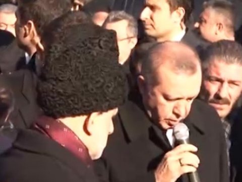 Ərdoğan jurnalistin məzarı başında Quran oxudu