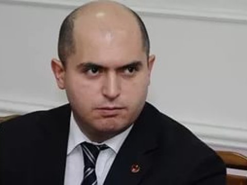 Ermənistanda nazirin ayağı sınıb