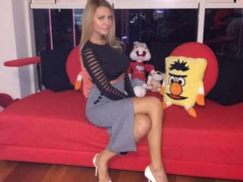  Döyülən rektor qızı ölkəni tərk edib 