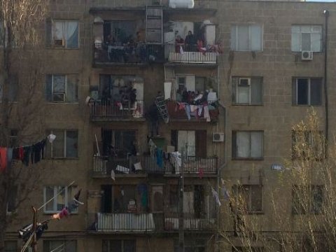 Bakıda beşmərtəbəli bina yandı - 20 nəfər təxliyyə olundu