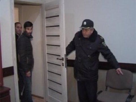  Keçmiş məhkum axtarışda ola-ola bir neçə ev yardı 