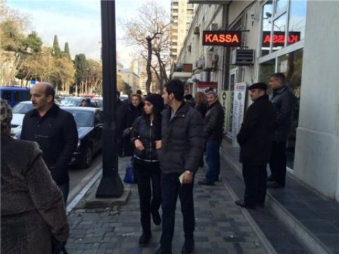 Dollar kəskin ucuzlaşdı, satış dayandı: "Qara bazar" fəallaşdı - FOTOLAR