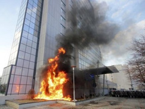  Nümayişçilər hökumət binasını yandırıblar  