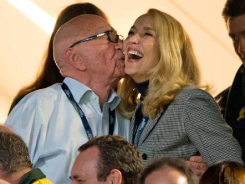  84 yaşlı milyarder 59 yaşlı modellə nişanlandı 