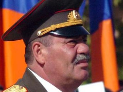 Erməni general keçmiş meri döydü