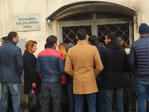 Öldürülən jurnalistin işi üzrə məhkəmə qalmaqalla başladı