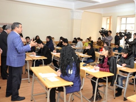 Dillər Universitetində qış imtahan sessiyası izlənildi